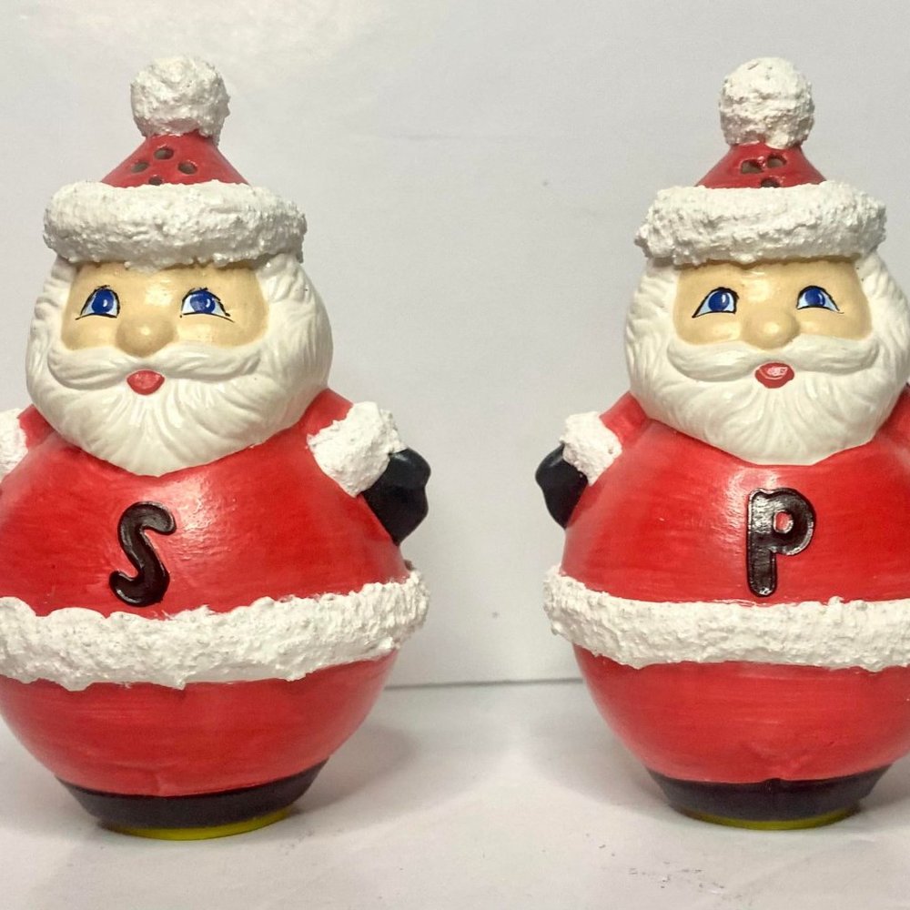Santa Claus Christmas Salt and Pepper Shakers With Stoppers- Like New
